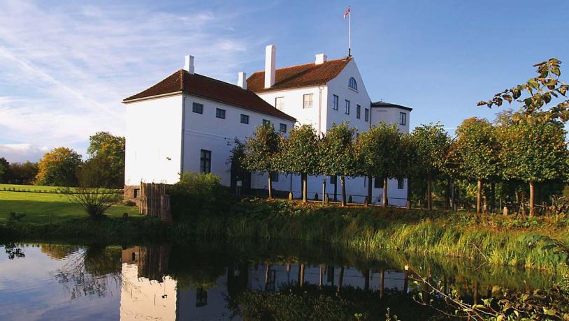 Brundlund Slot set fra søen