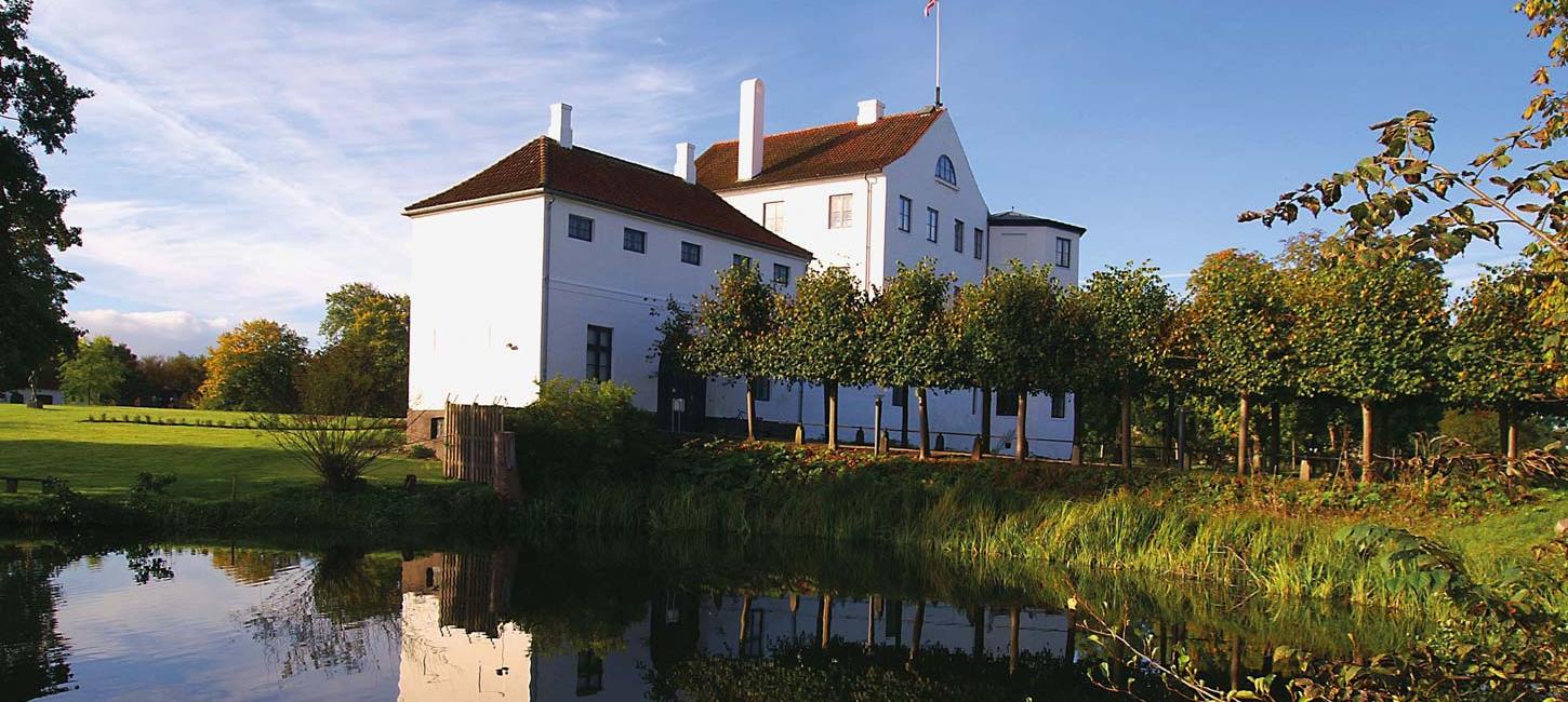 Brundlund Slot set fra søen