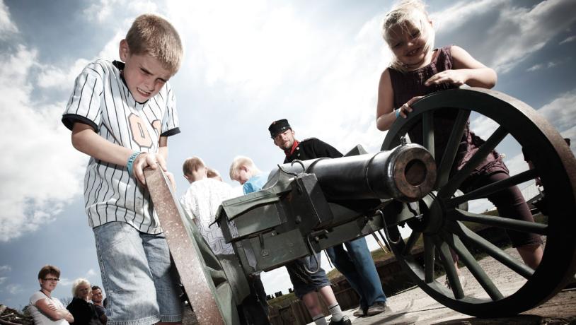 Børn flytter kanon ved Historiecenter Dybbøl Banke