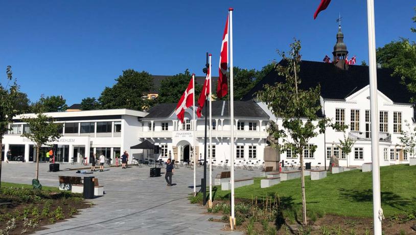Wiedervereinigungspark bei Folkehjem in Aabenraa mit einer Allee von Flaggen.