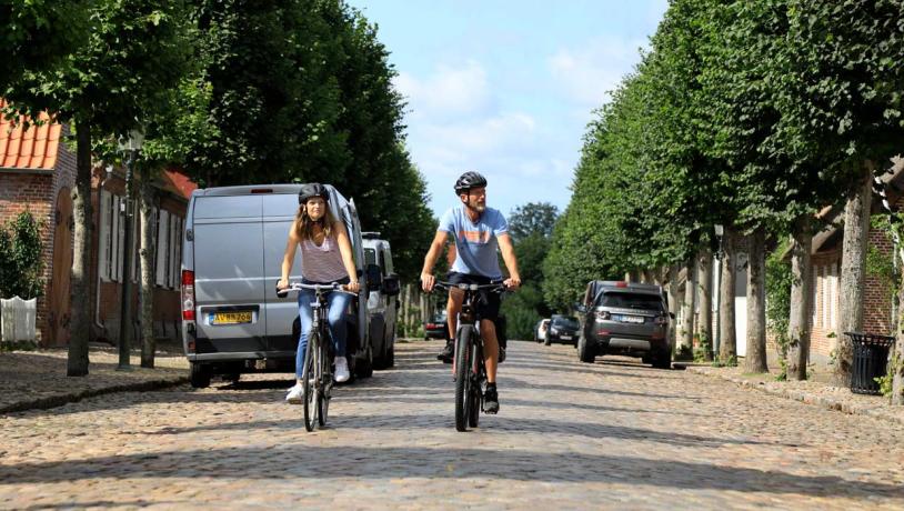 Cyklende par på Slotsgade i Møgeltønder