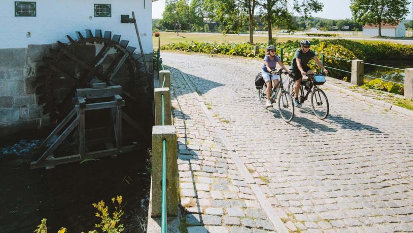 Par cykler ved Slotsmøllen i Aabenraa