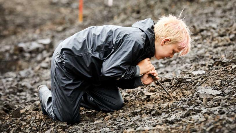 Dreng graver i Gram Lergrav