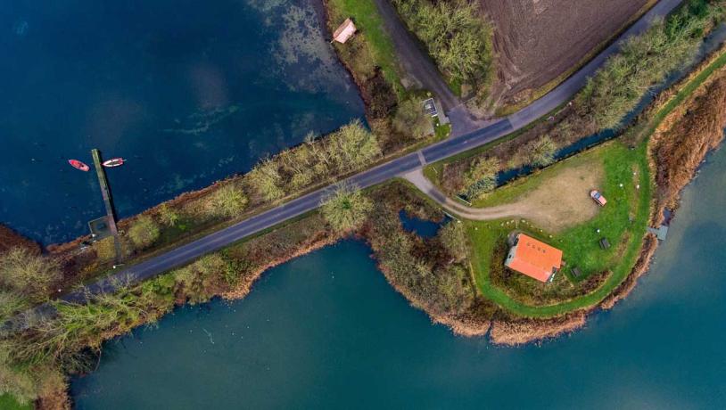 Dronefoto fra Naturpark Nordals med pumpehuset