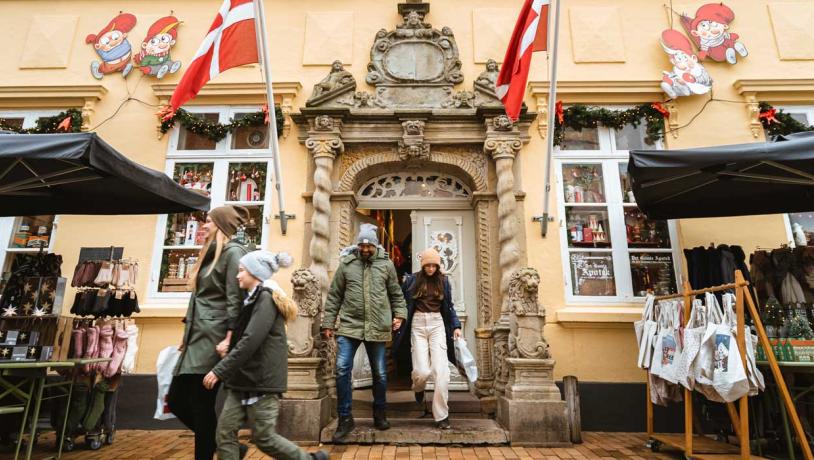 Familie udenfor Det Gamle Apotek i Tønder