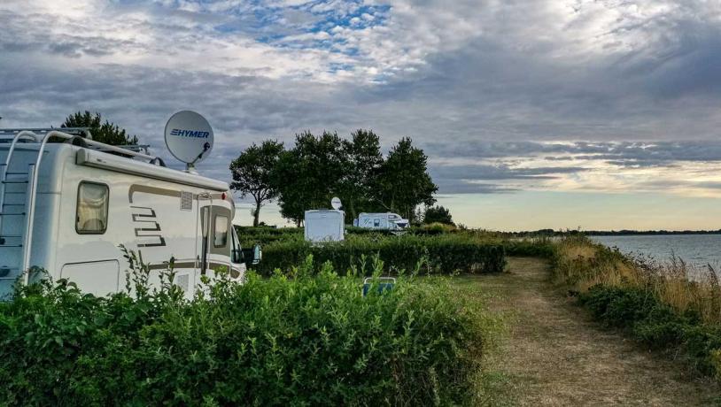 Autocamper med udsigt over vandet på Drejby Strand Camping