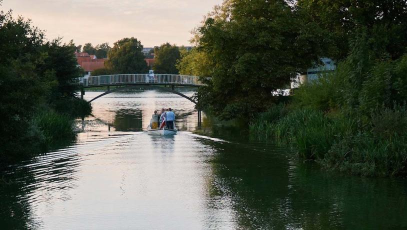 Lille båd ved en af broerne i Haderslev Dampark