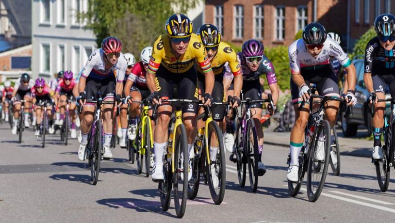 Tour of Scandinavia 1. etape 2022: ryttere på vej op af en bakke med Jumbo Visma ryttere i front