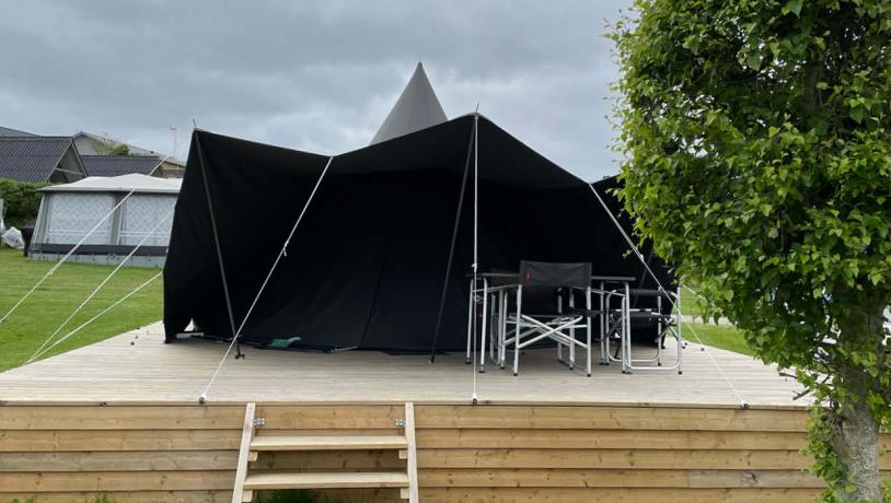 MOJN telt på Lærkelunden Camping - teltet ses forfra med bord og stole