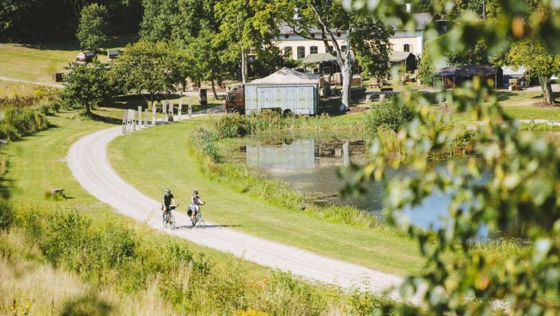 Par cykler på grusvej ved Krusmølle - tæt på sø og glamping