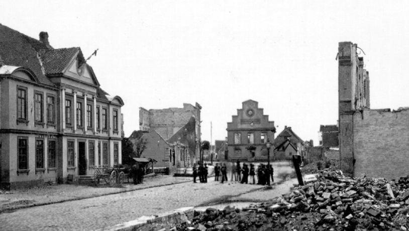 1864: Perlegade i Sønderborg med rådhuset i baggrunden
