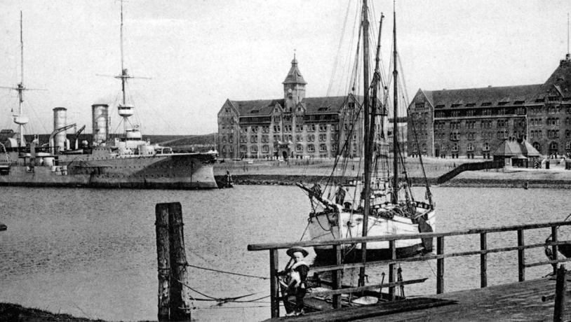 Sønderborg Marinestation med krigsskib