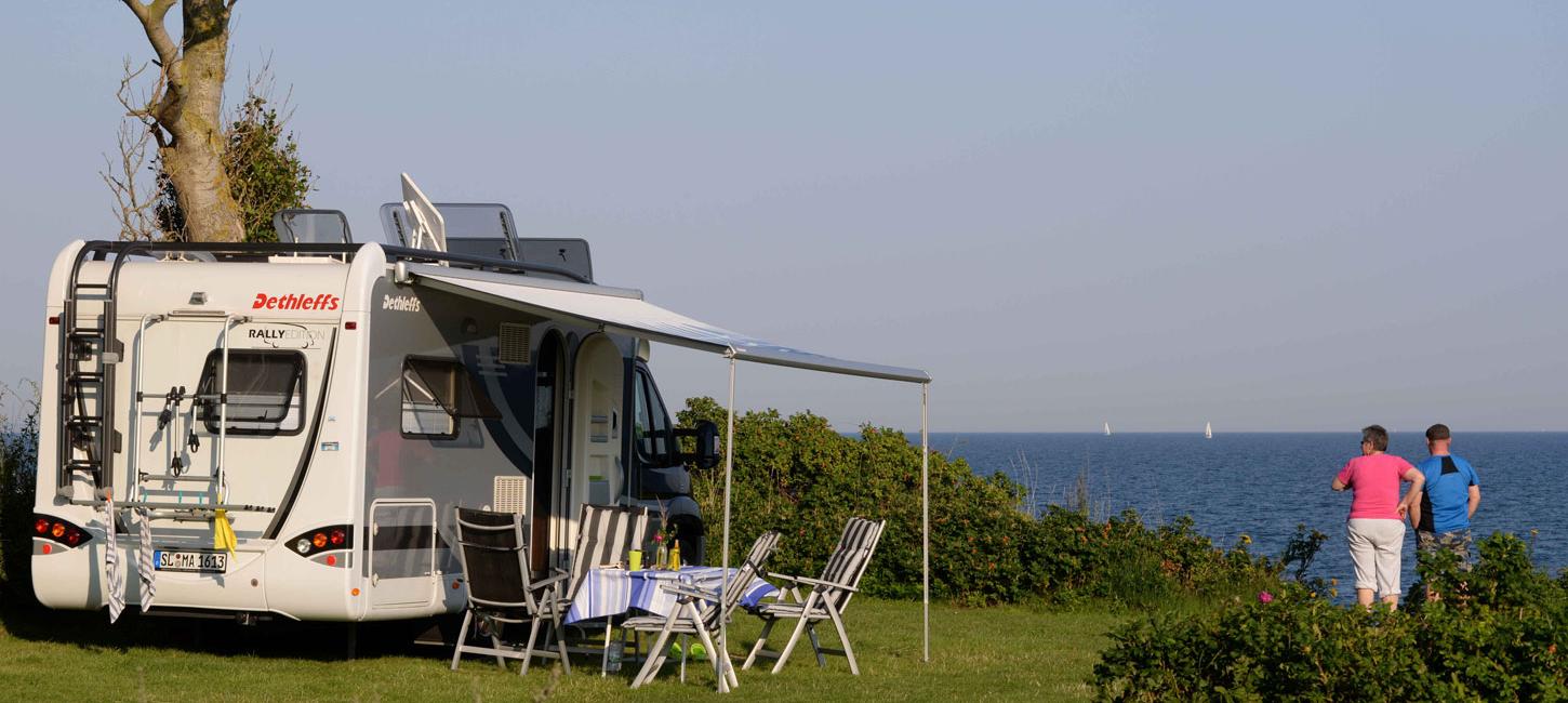 Autocamper ved vandet på Drejby Strand Camping