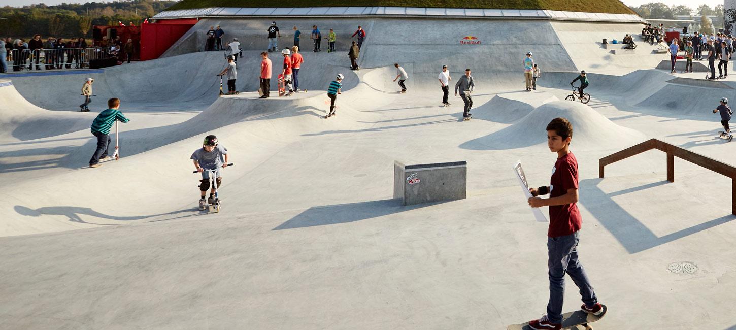 Børn kører på skateboard og løbehjul udenfor Streetdome