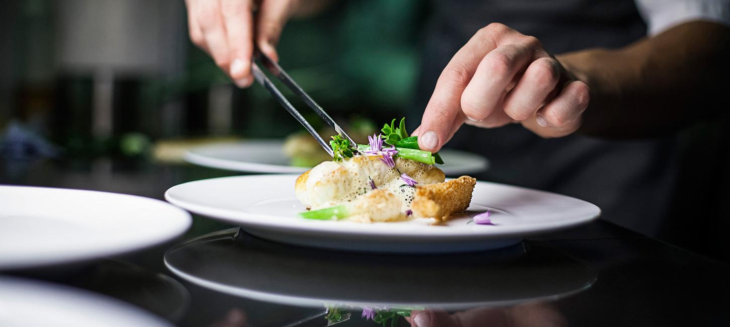 Kokken tryller på Hotel og Restaurant Fakkelgaarden