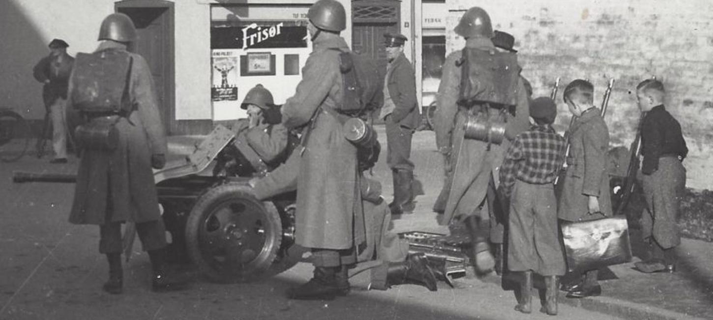 Arkivfoto af soldater og børn ved Hertug Hans Kirke i Haderslev 9. april 1940