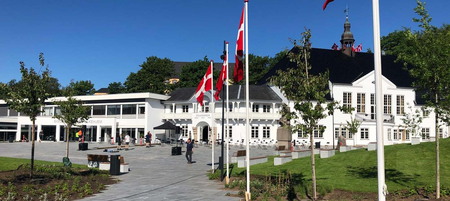  Wiedervereinigungspark bei Folkehjem in Aabenraa mit einer Allee von Flaggen.