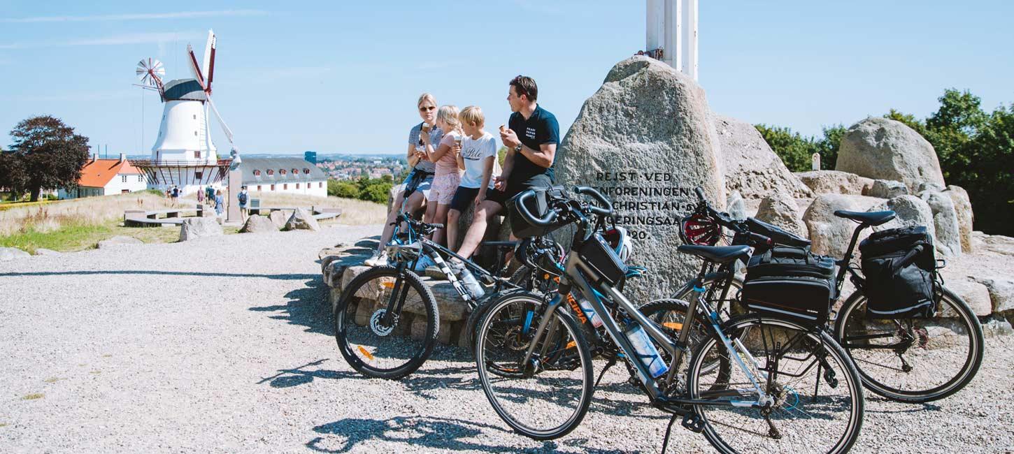 Familie med cykler ved Dybbøl Mølle