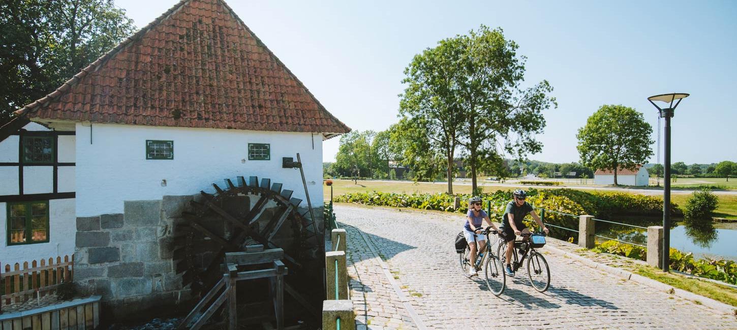 Cyklister ved Slotsmøllen ved Brundlund Slot