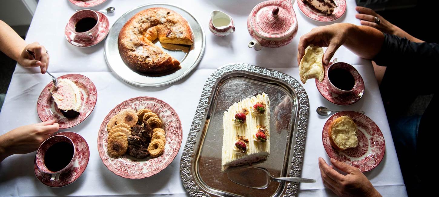 Bord med kringle, lagkage og småkager til Sønderjysk Kagefestival