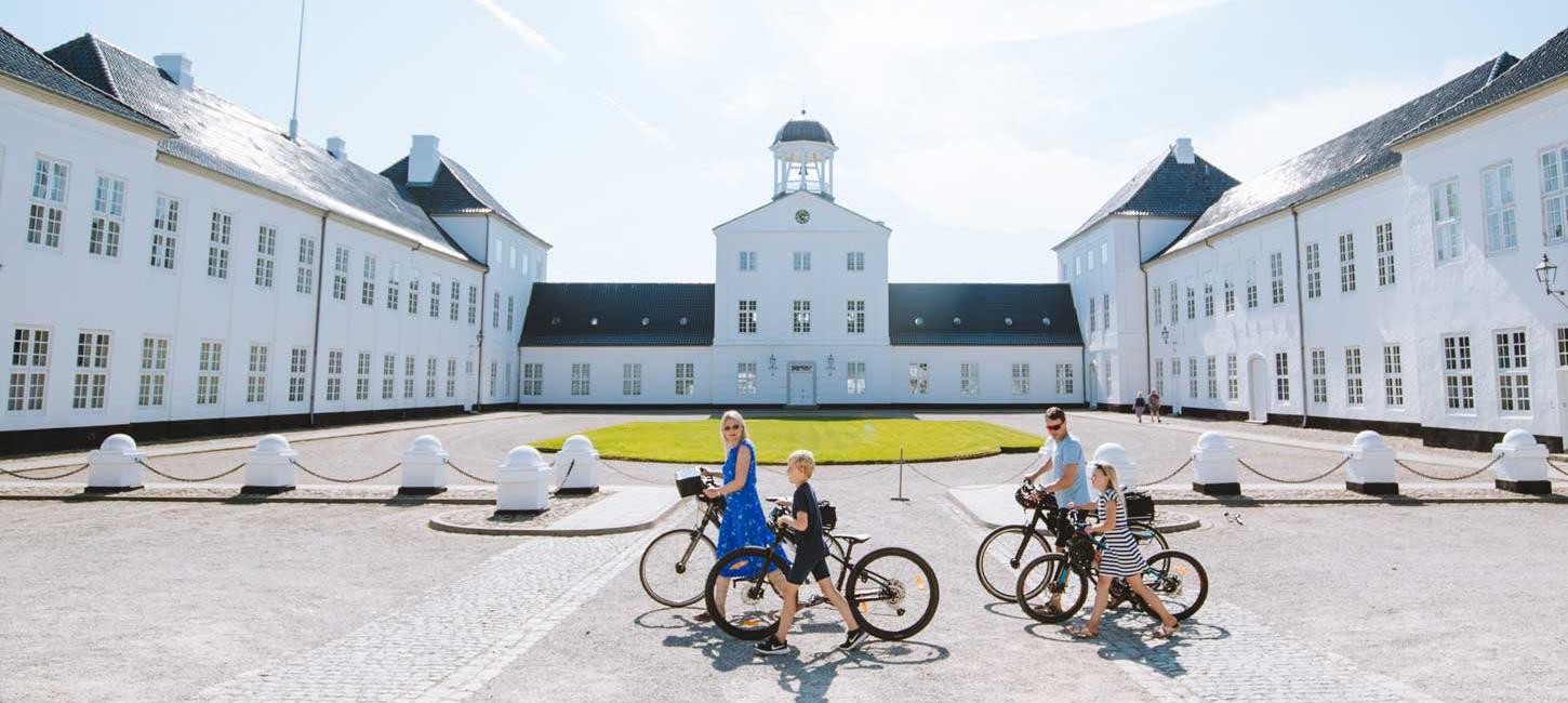 Familie med cykler besøger Graasten Slot