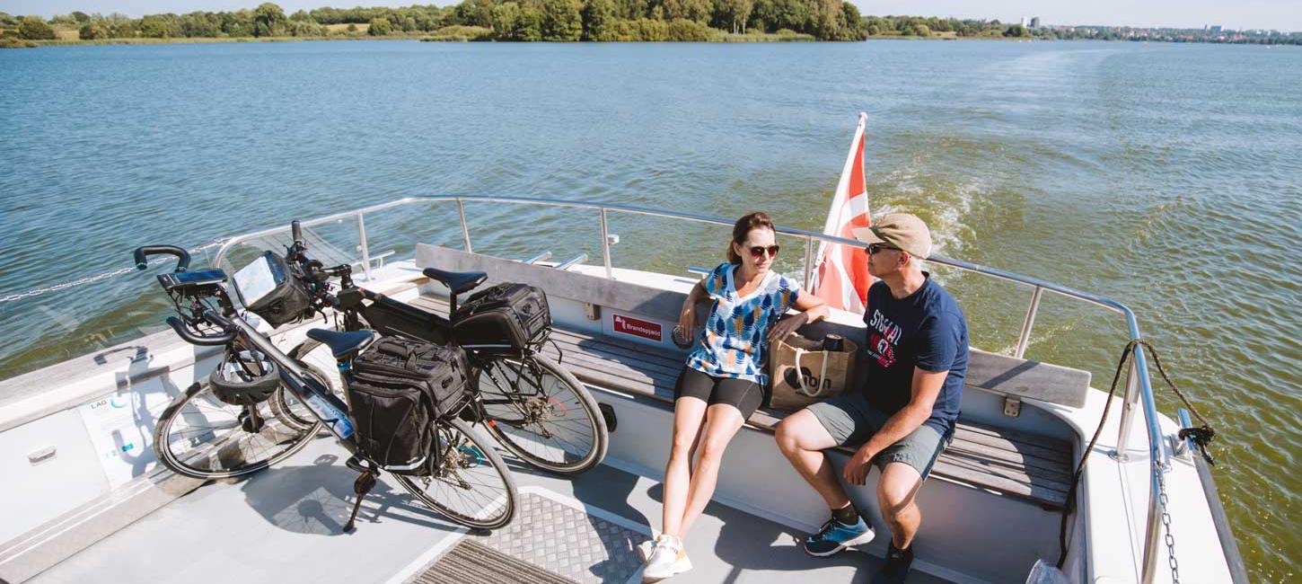 Par med cykler ombord på Haderslev Dambåd