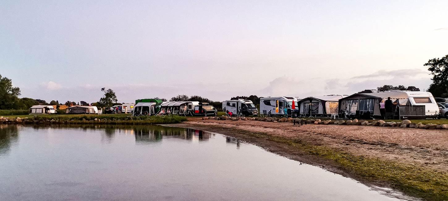 Campingvogne og autocampere ved vandet på Lærkelunden Camping