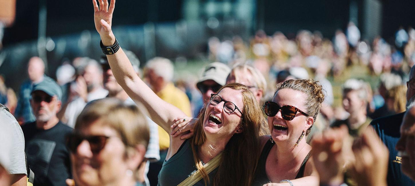 To glade kvinder nyder musikken til Tønder Festival