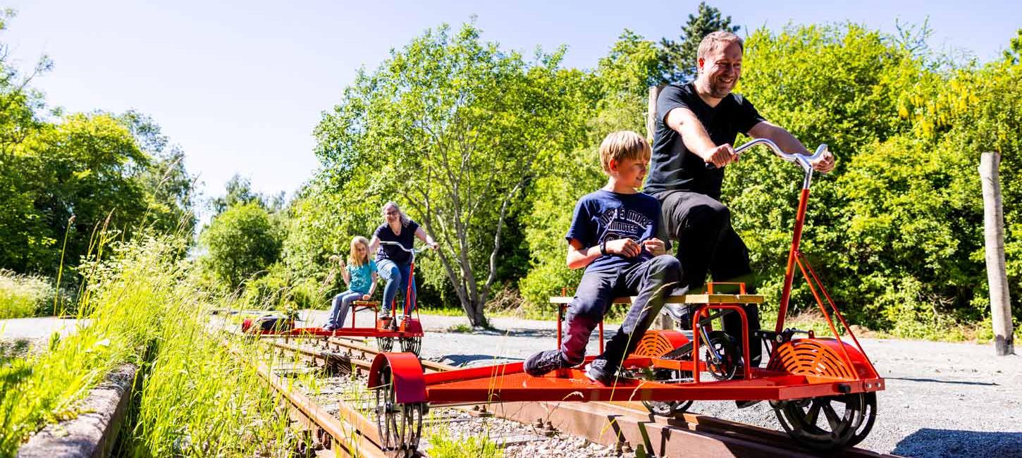 Børn og voksne på skinnecykler i Aabenraa