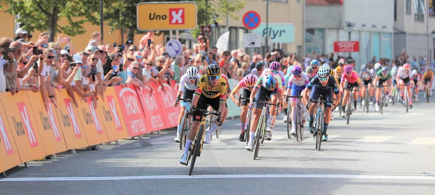 Tour of Scandinavia - ryttere over målstregen med publikum