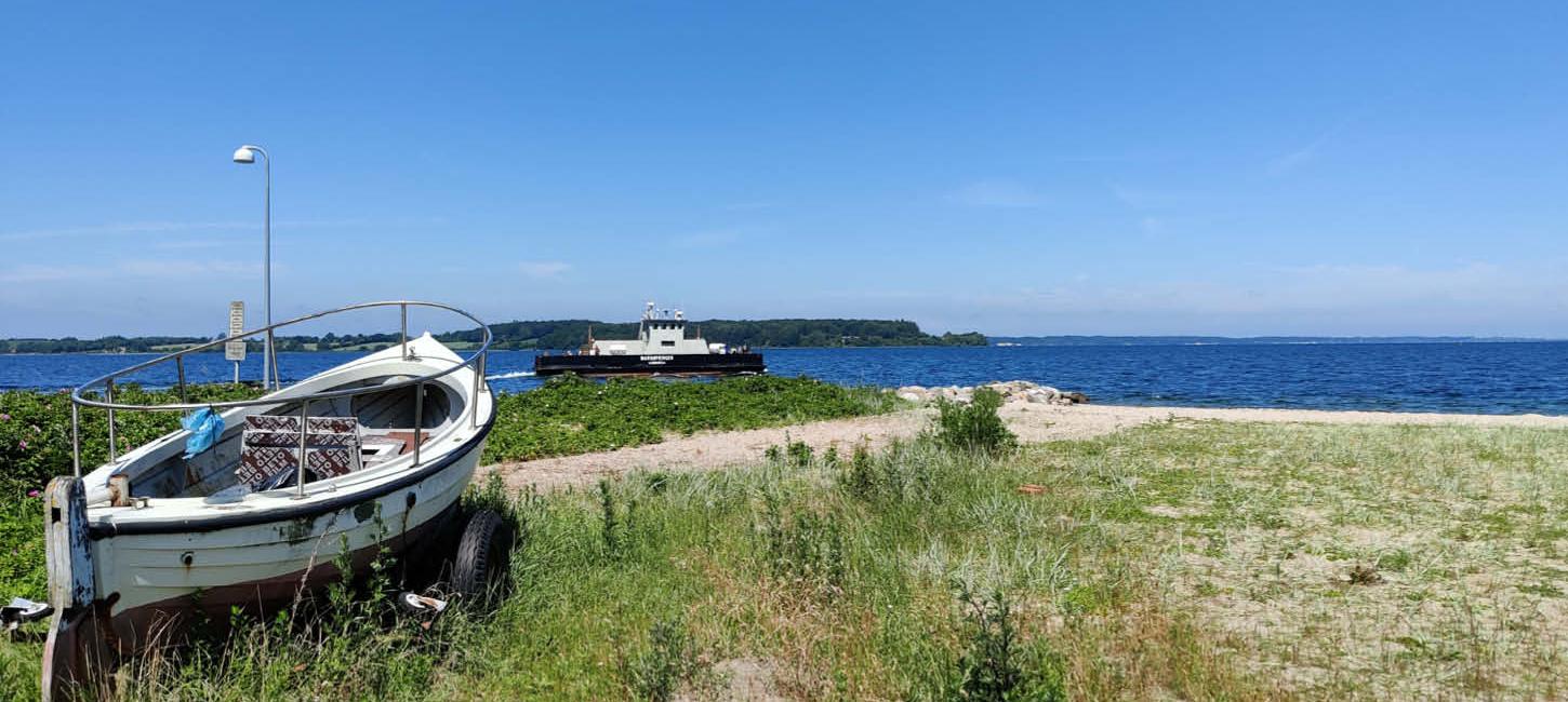 Barsø - båd på stranden og færgen i baggrunden