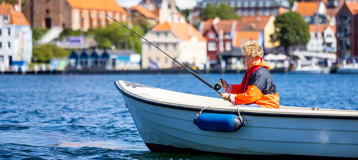 Dame lystfisker fra sin jolle i Sønderborg Havn