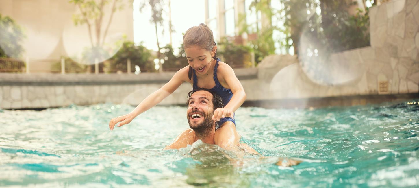 Far og datter bade i Aqua Mundo i Center Parcs Nordborg Resort