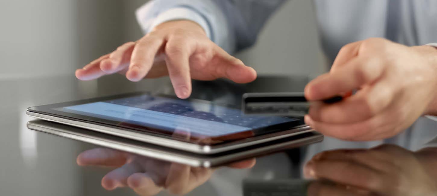 Mand booker noget på en ipad