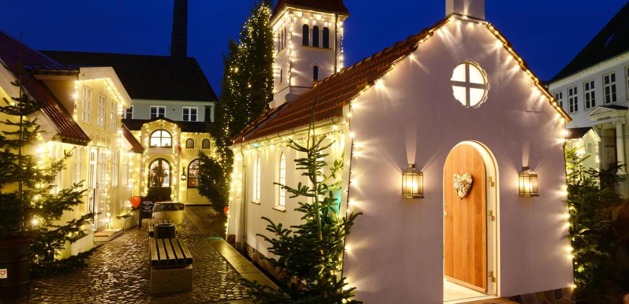Bygninger med lys i Julehjertebyen i Aabenraa