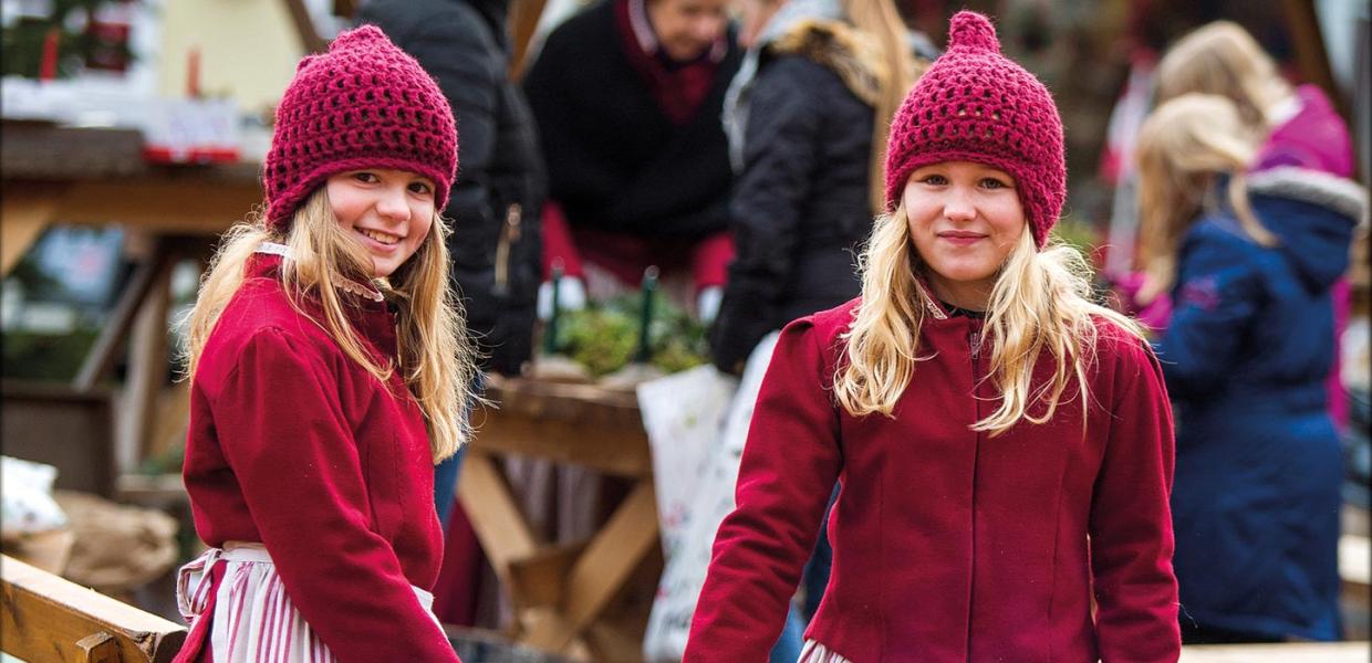 To piger klædt i nissetøj i Julehjertebyen i Aabenraa