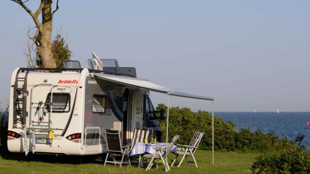 Autocamper ved vandet på Drejby Strand Camping