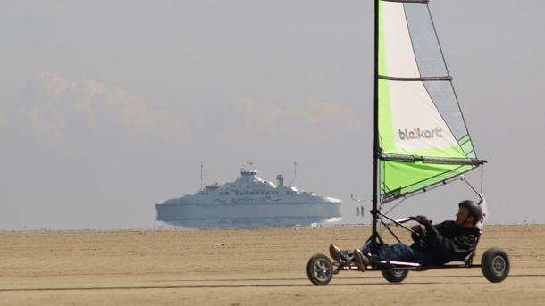 Blokart på Sønderstrand, Rømø med Sylt færgen i baggrunden