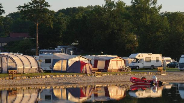 Camping ved vandkanten på Lærkelunden Camping