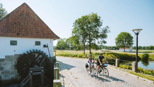 Cyklister ved Slotsmøllen ved Brundlund Slot