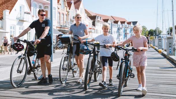 Familie med cykler på havnefronten i Sønderborg