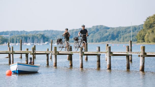 Par med cykler på bro ved Genner Strand