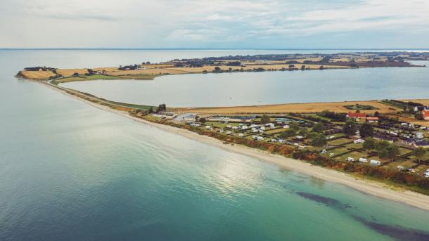 Drejby Strand Camping og dæmningen til Kegnæs set fra en drone
