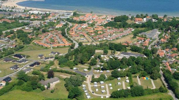 Luftfoto af Aabenraa City Camping, byen og fjorden