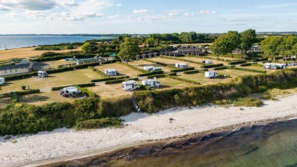 Dronefoto af Drejby Strand Camping med strand og vand på begge sider