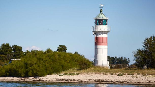 Fyret på Årø ved stranden