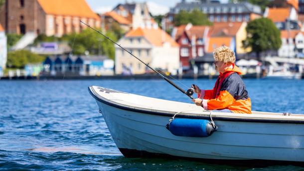 Dame lystfisker fra sin jolle i Sønderborg Havn