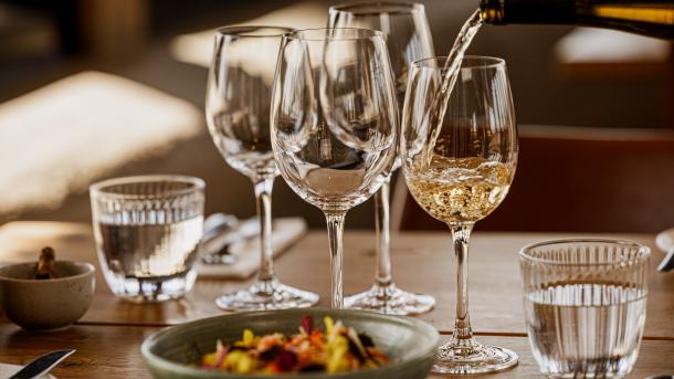 Fint opdækket bord på Marsk Camp