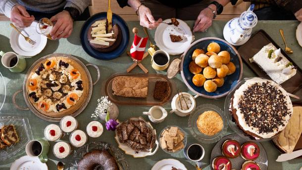 Fuldt opdækket sønderjysk Kaffebord med 21 kager