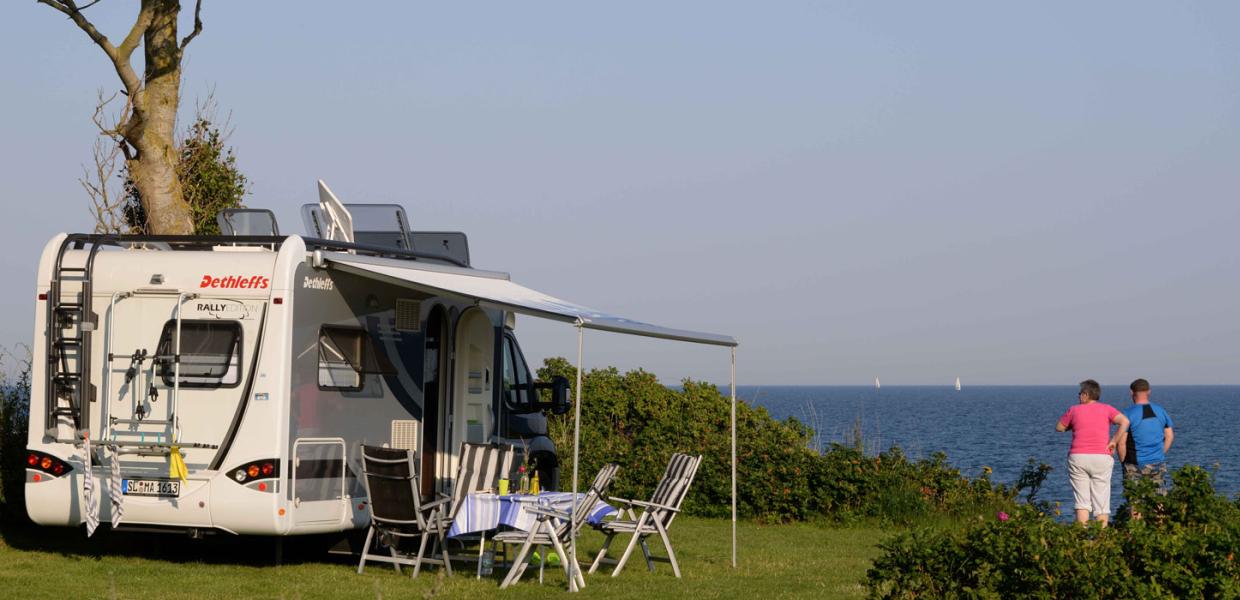 Autocamper ved vandet på Drejby Strand Camping